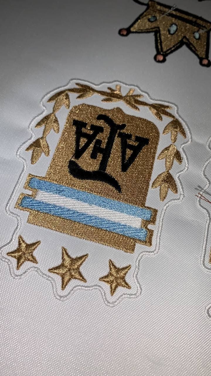 Una insignia con la palabra ata