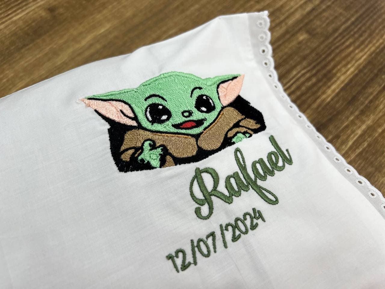 Una almohada con el nombre rafael bordado en ella