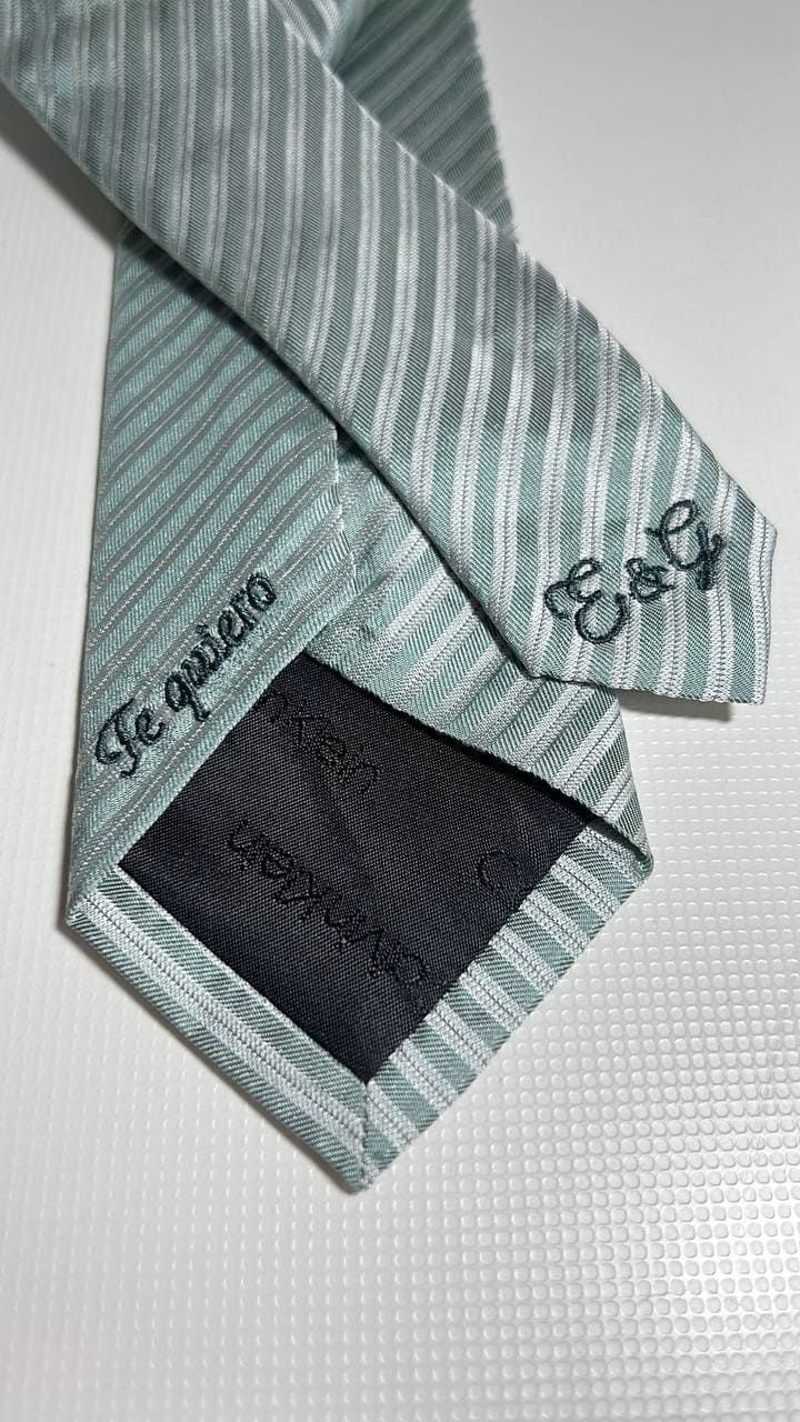 Un primer plano de una corbata con las palabras