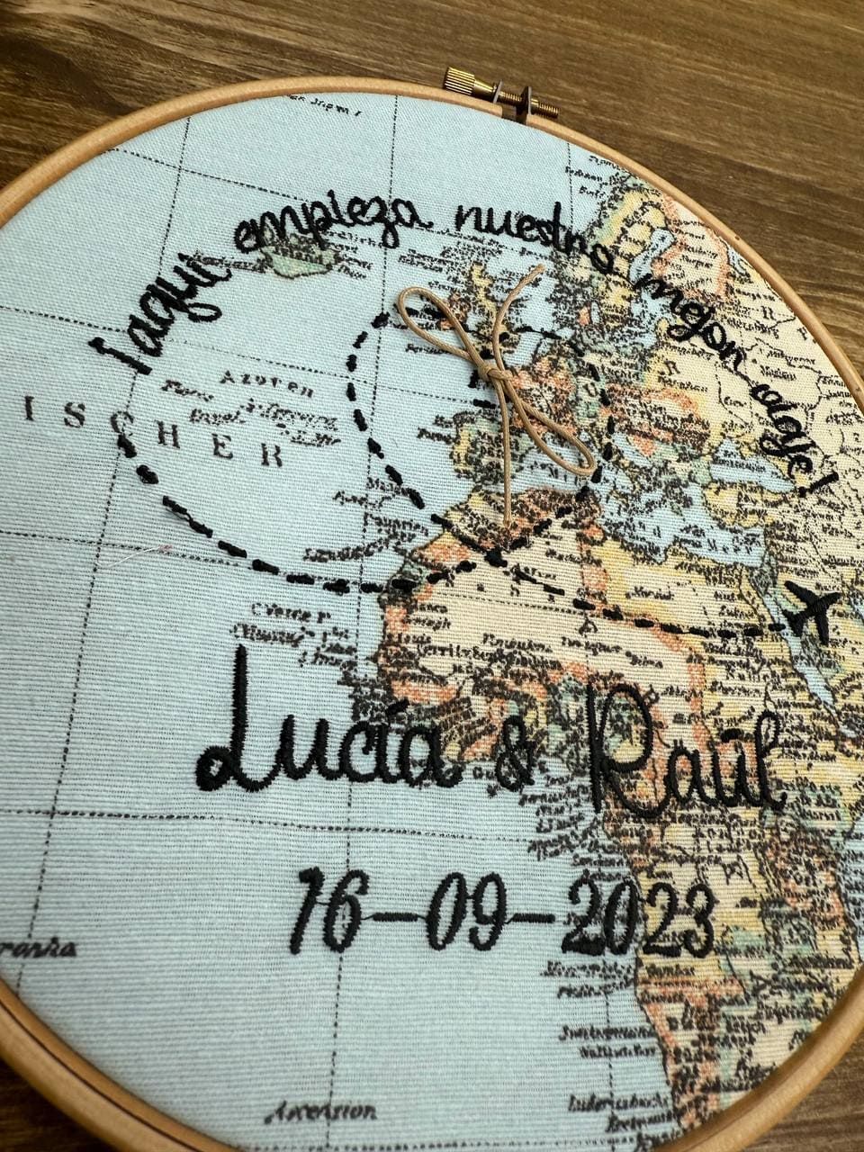 Un bastidor de bordado con un mapa del mundo en él
