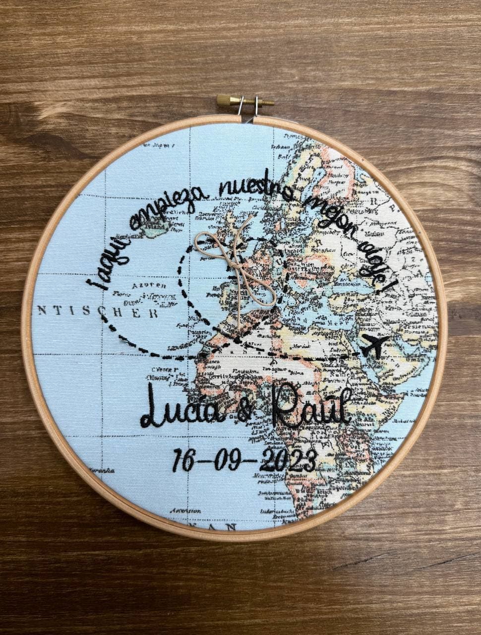 Un bastidor de bordado con un mapa del mundo en él