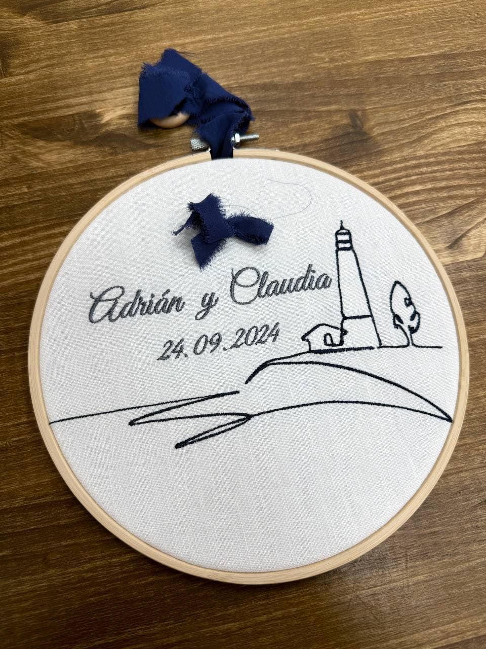 Un bastidor de bordado con un faro encima