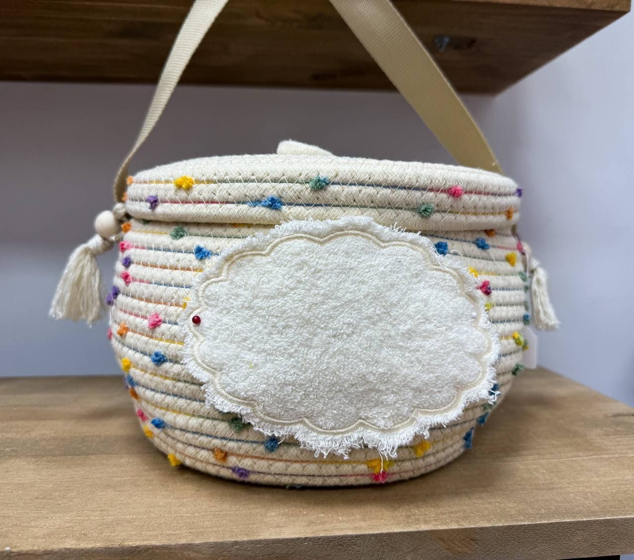 Una cesta de mimbre con un asa y una etiqueta blanca.