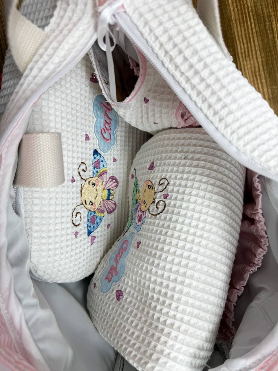 Un primer plano de una bolsa con una mariposa.