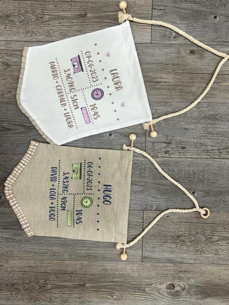 Dos banderas cuelgan de una cuerda sobre una superficie de madera.