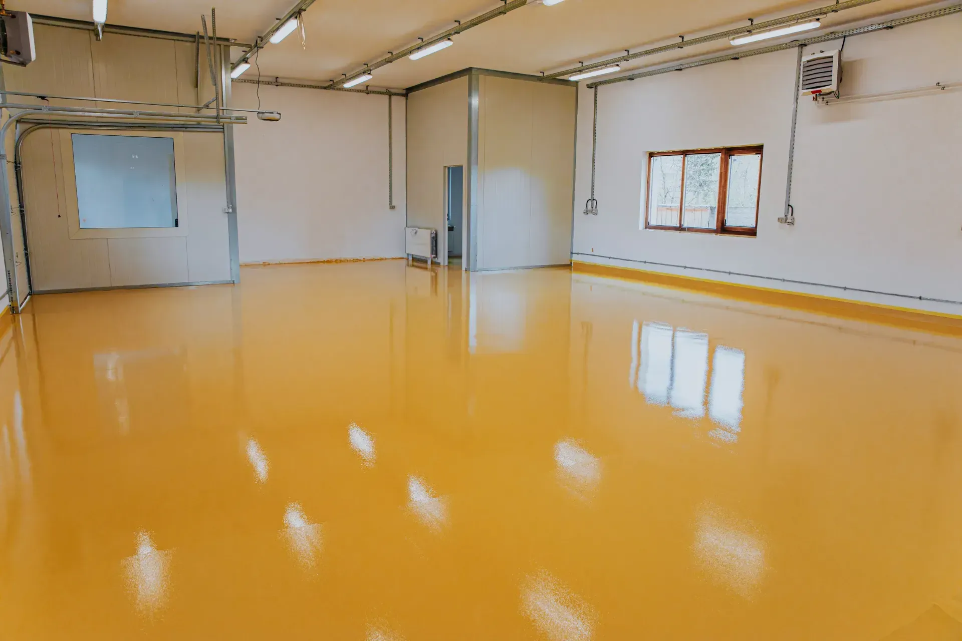 Una habitación grande con suelo amarillo y paredes blancas.