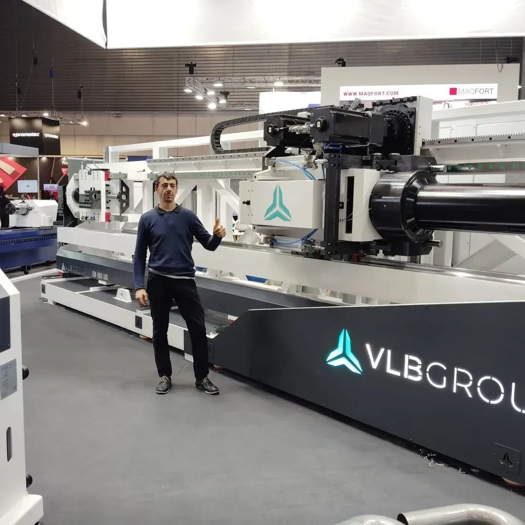 Un hombre se encuentra frente a una máquina que dice vlbgrol