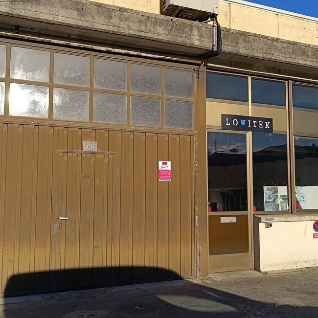 Un edificio con un cartel que dice Loctite.