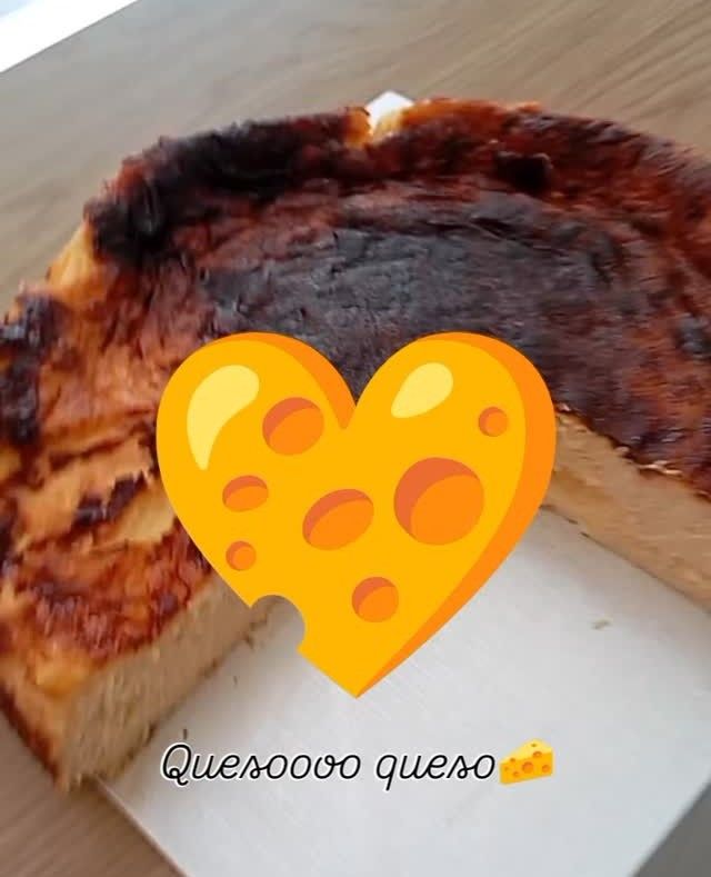Rebanada de tarta de queso con forma de corazón, cubierta caramelizada y texto “Quesoooo queso”