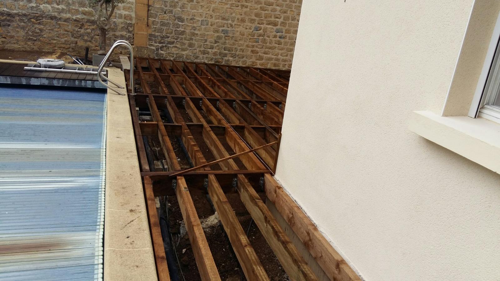 TERRASSE LAMES COMPOSITES structure bois sur plots béton