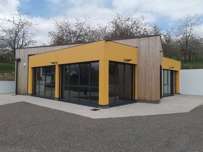 Une devanture d'entreprise jaune