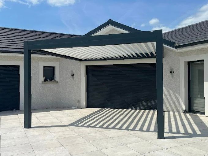 Un carport noir et blanc