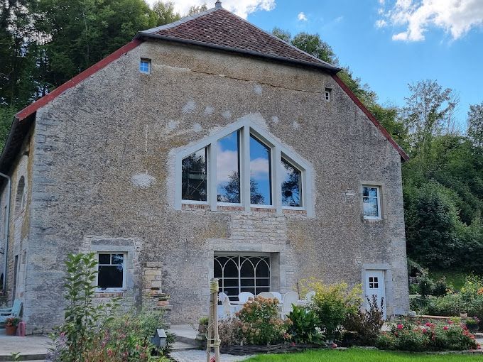 Une façade de maison en brique