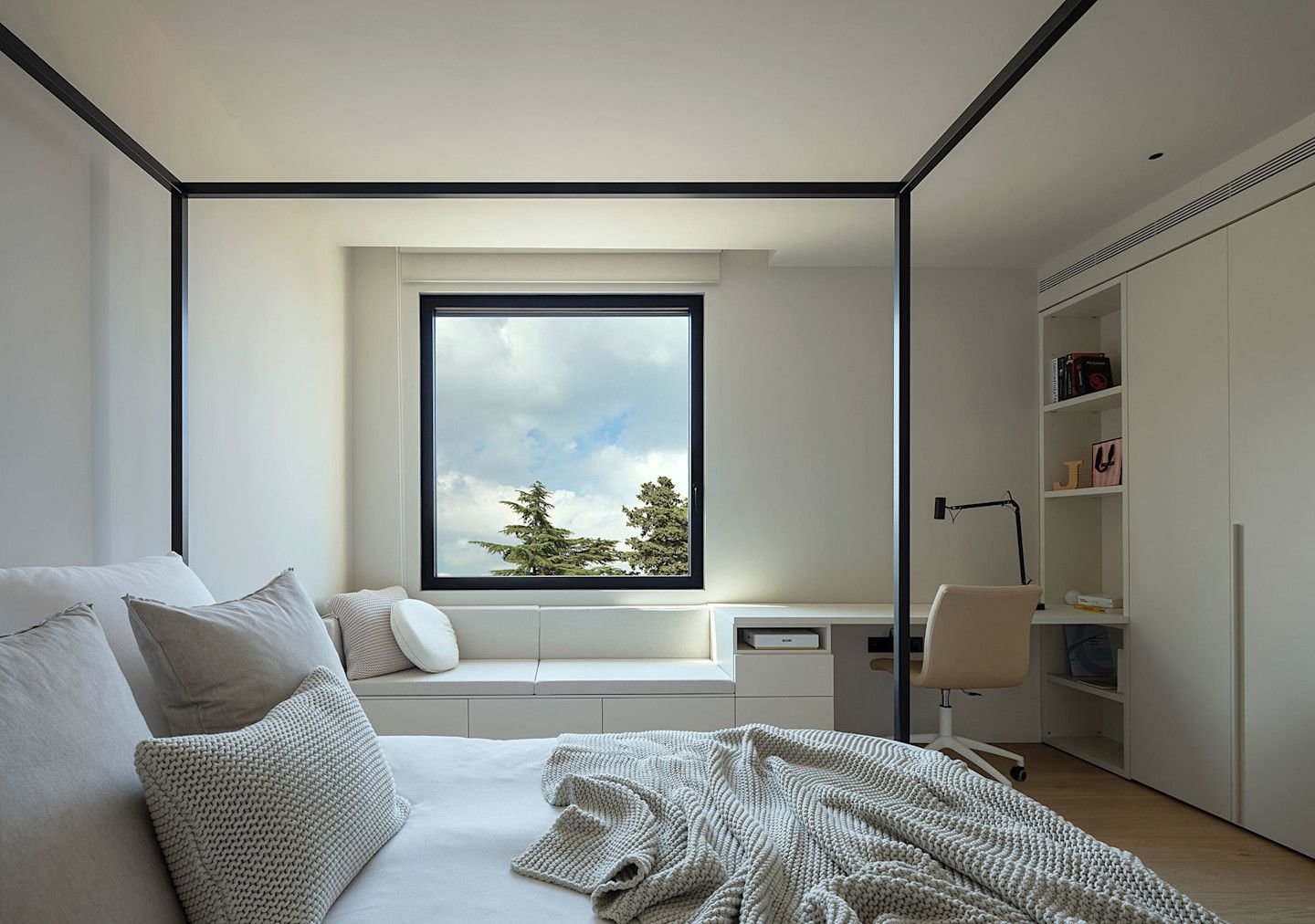 Une fenêtre dans une chambre