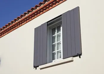 Des volets coulissants sur une fenêtre