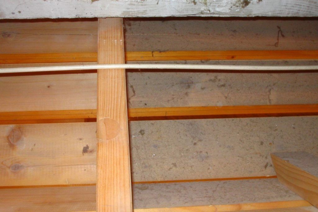 Holzbalken und Dämmung in einem unfertigen Wandhohlraum