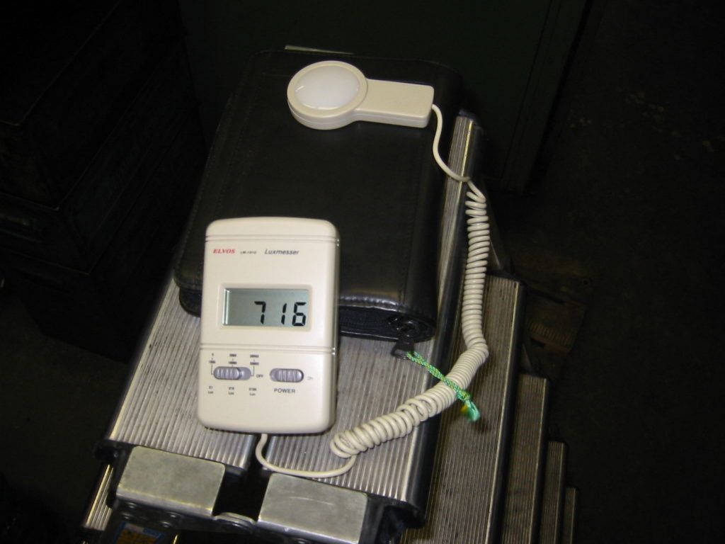 Digitales Messgerät mit kabelgebundenem Sensor auf einer reflektierenden schwarzen Oberfläche, Anzeigewert 71,6
