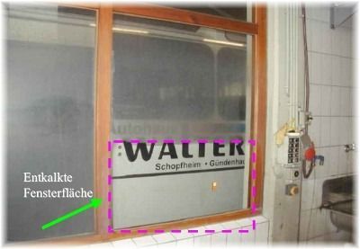 Innenfenster mit einem rosa Schild mit der Aufschrift „WALTER“ und einem grünen Pfeil, der auf die Fensterbank zeigt.