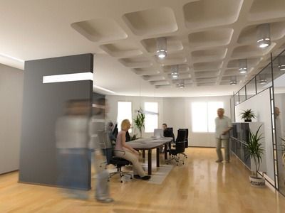 Modernes Bürointerieur mit Mitarbeitern an Schreibtischen und einer Treppe auf der rechten Seite.