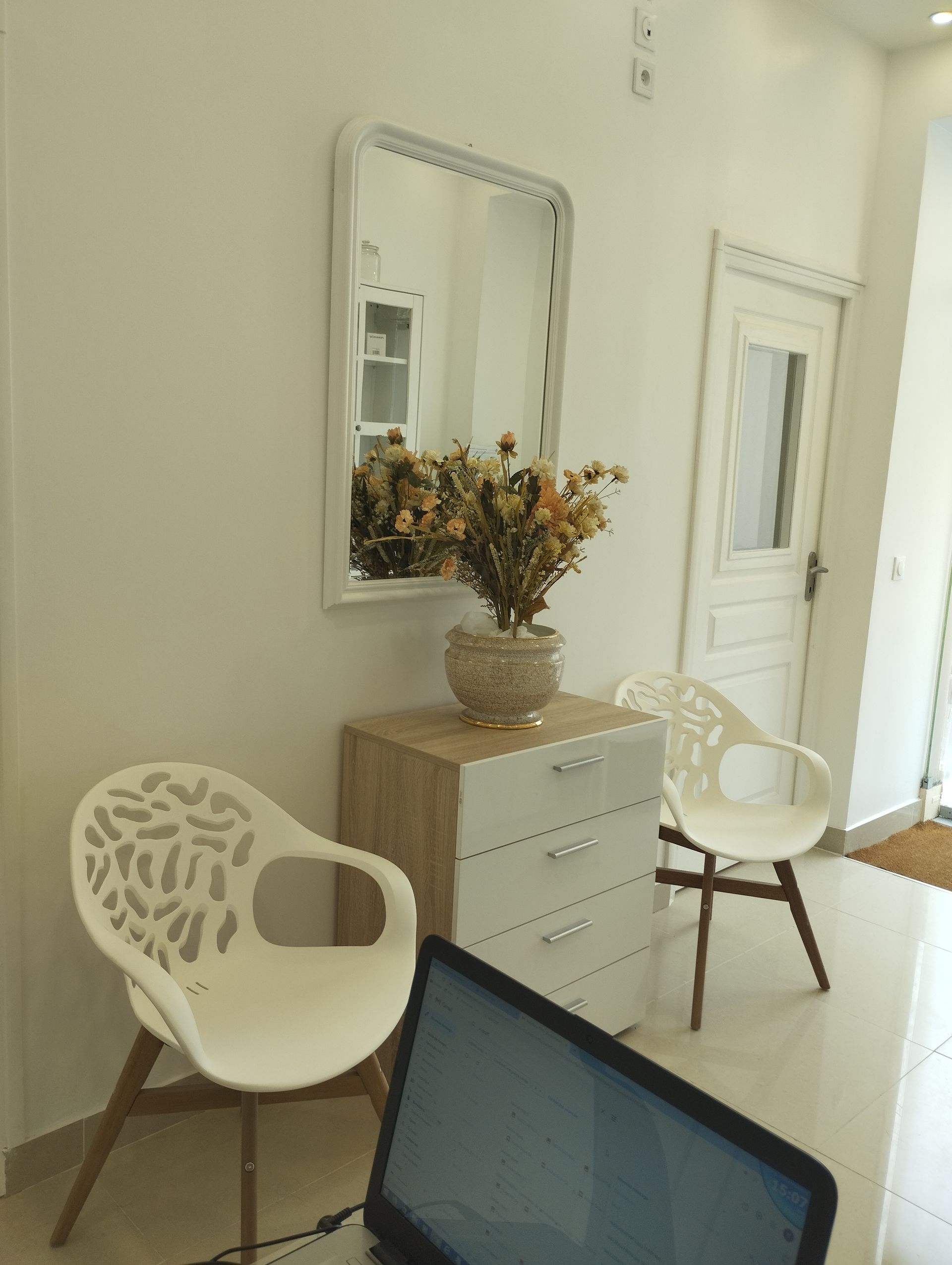 Deux sièges disponibles en salle d'attente