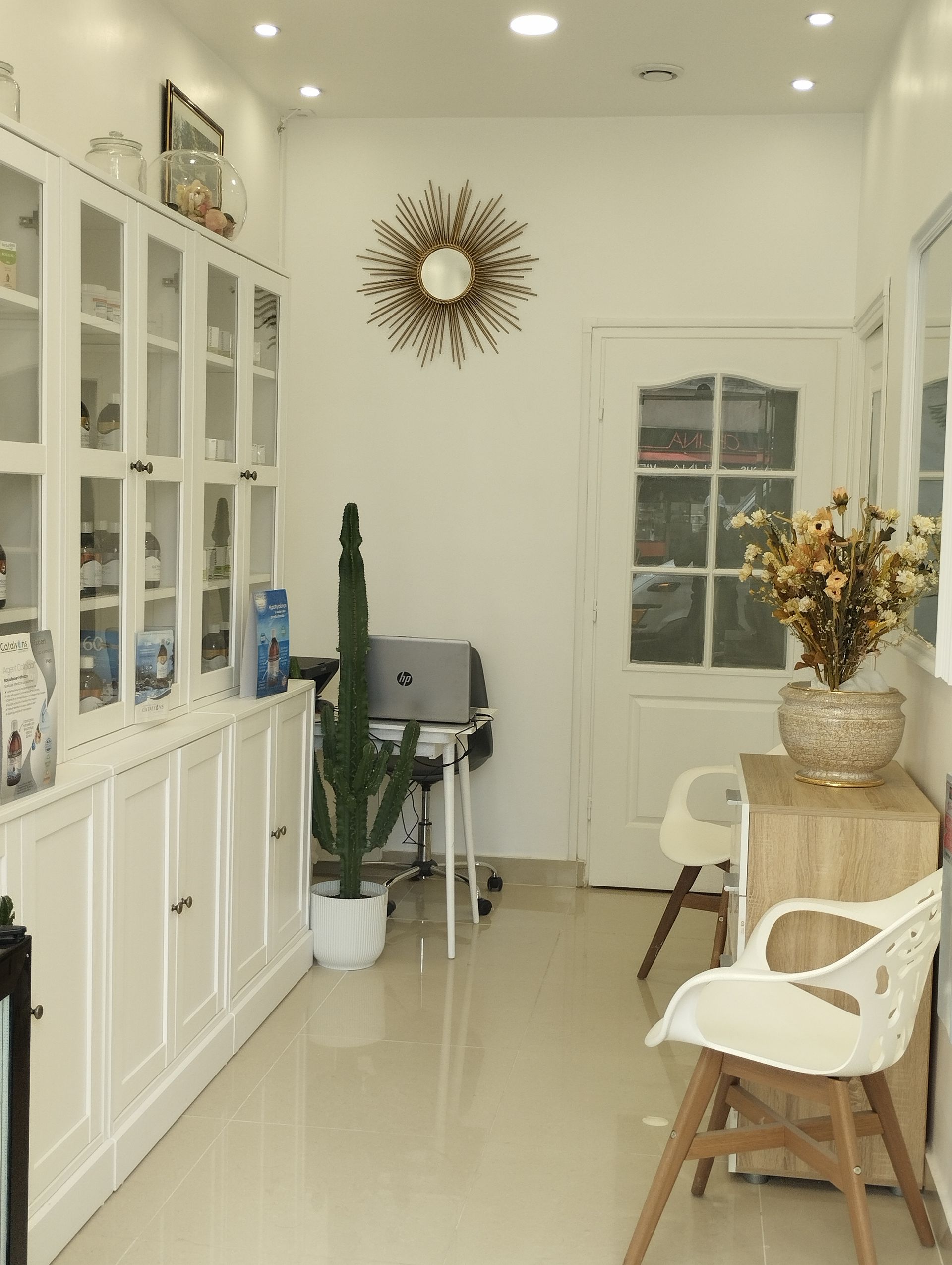 Salle d'attente et grande étagere