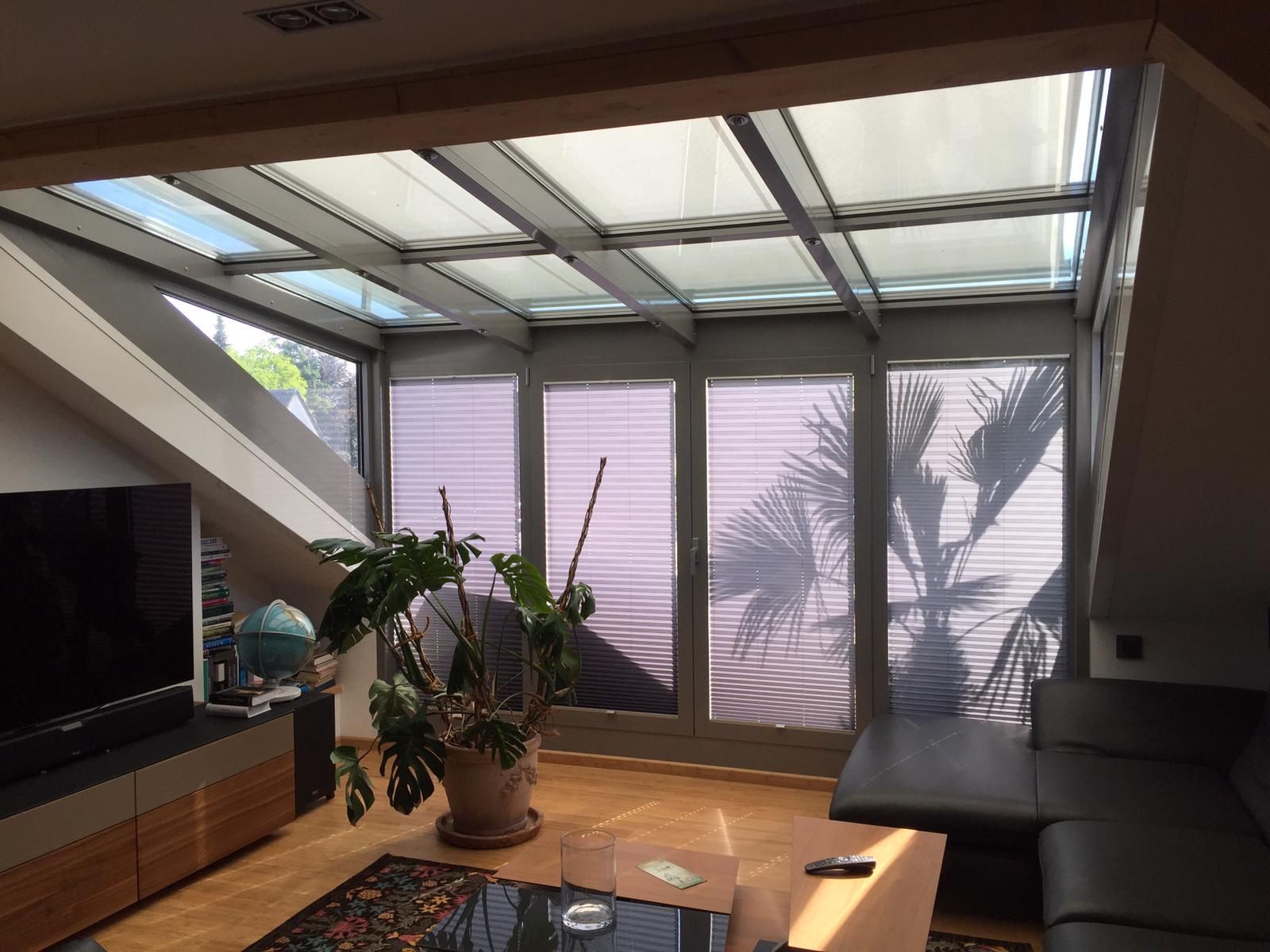 Ein Wohnzimmer mit Couch und Flachbildfernseher