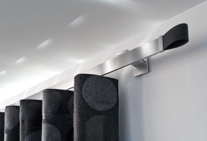 Ein Schreibtisch vor einem Fenster mit einem Laptop darauf