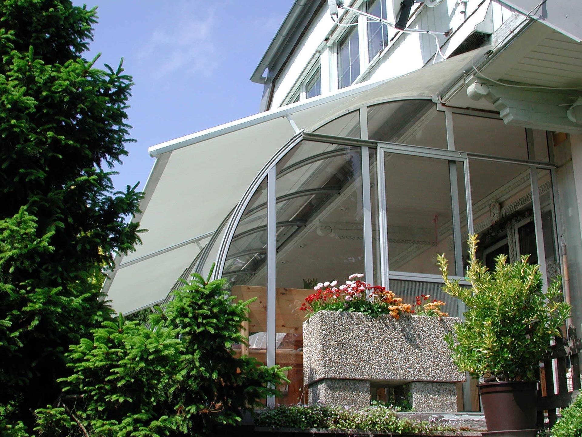 Ein Haus mit einer weißen Markise an der Seite