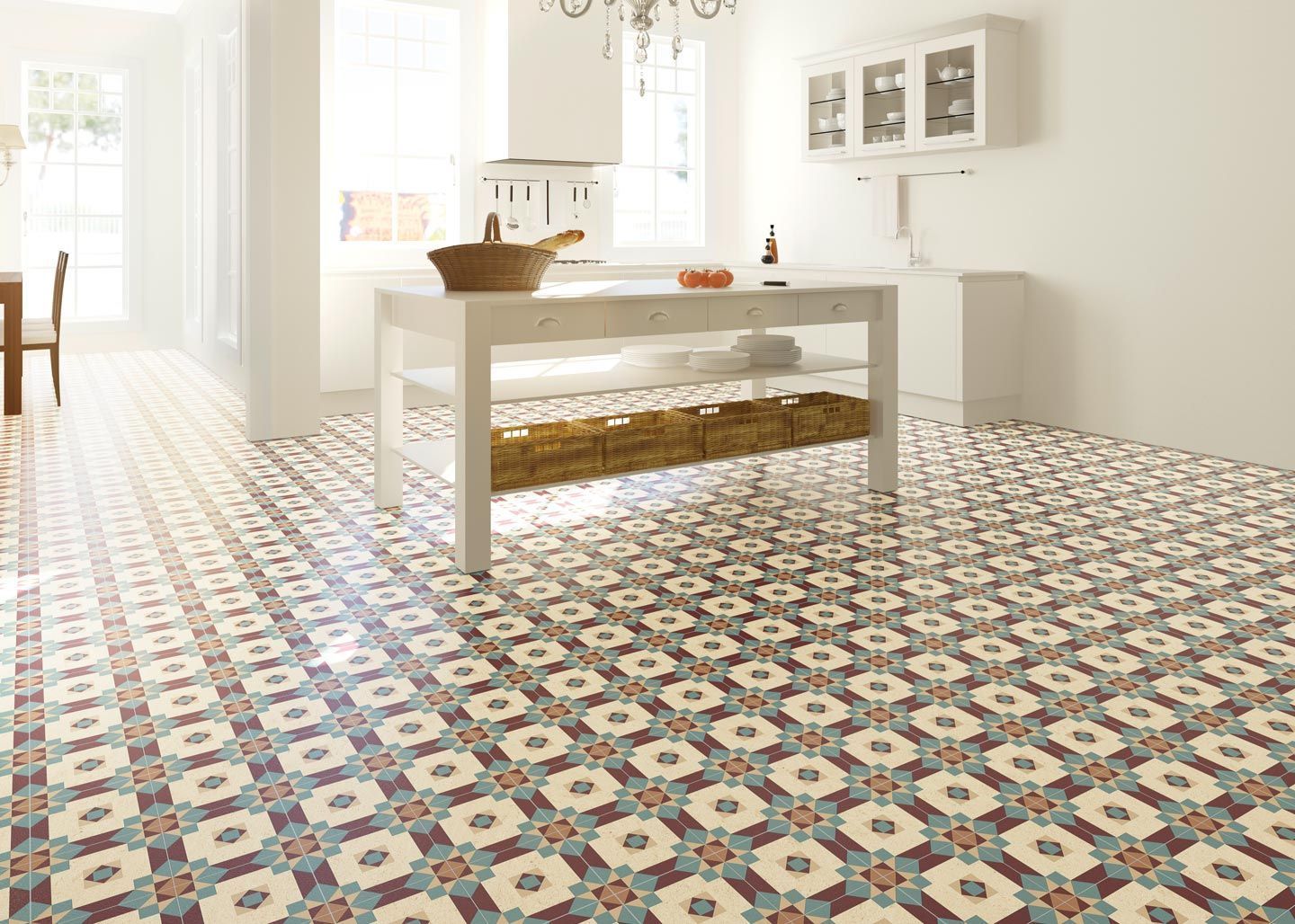 Eine Küche mit Tisch und Stühlen und gefliestem Boden.