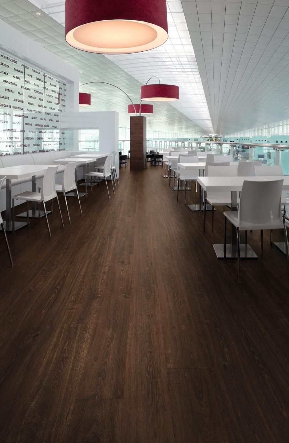 Ein langer Flur mit Tischen und Stühlen in einem Restaurant.