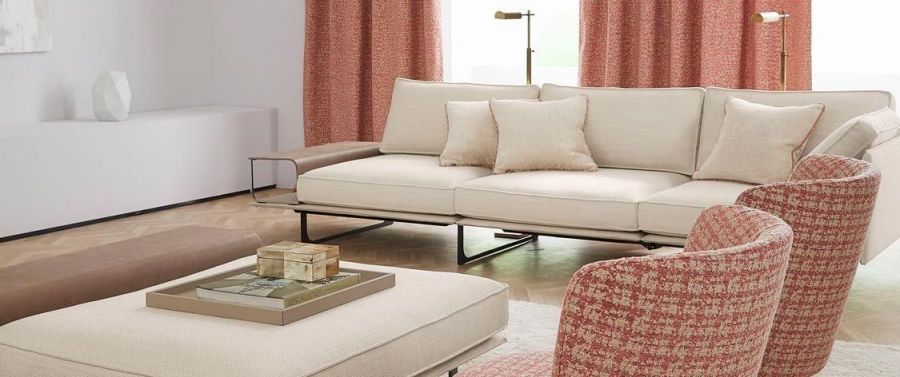 Ein Wohnzimmer mit Couch, Stühlen, Couchtisch und Vorhängen.