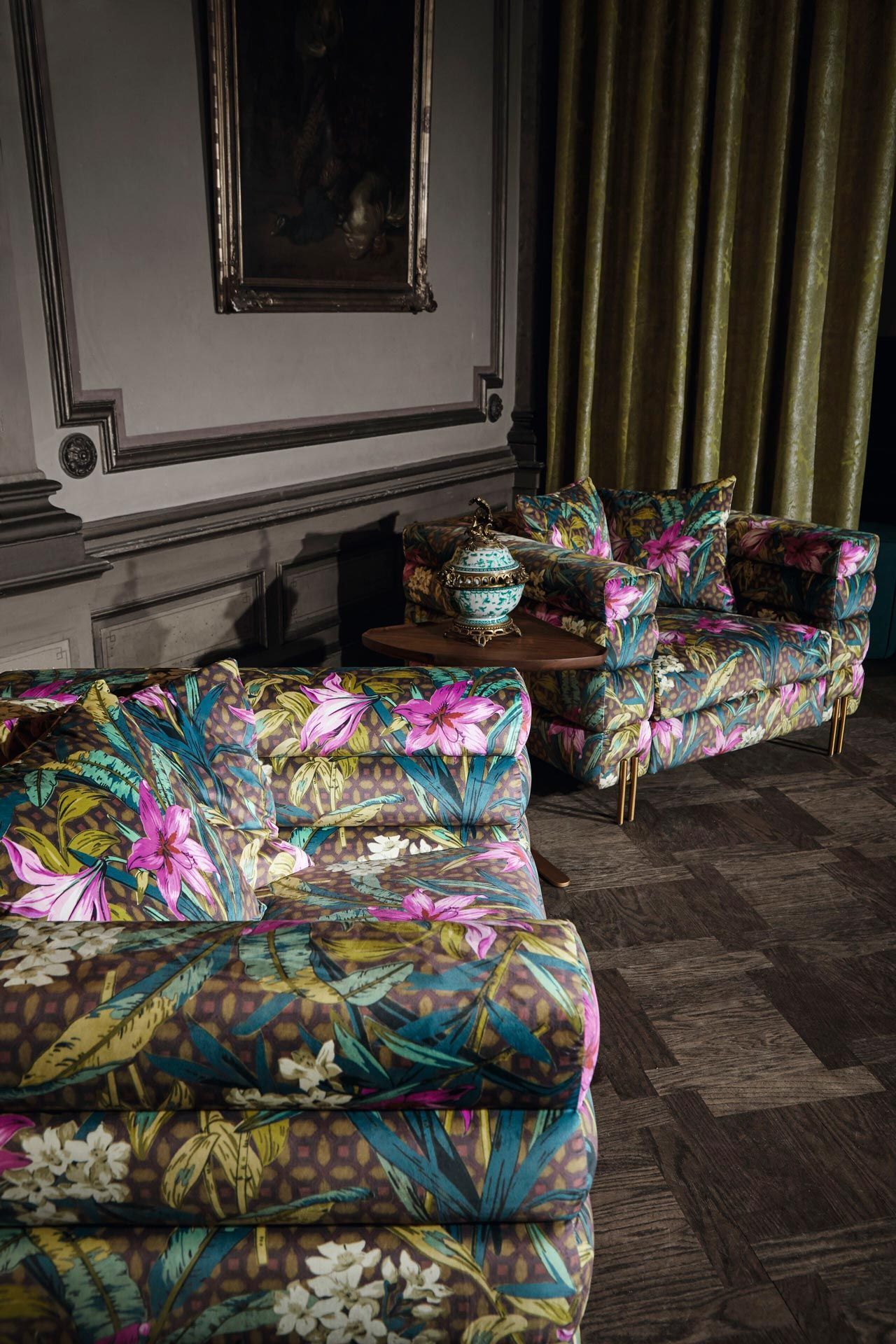 Ein Wohnzimmer voller Möbel und einem Gemälde an der Wand.