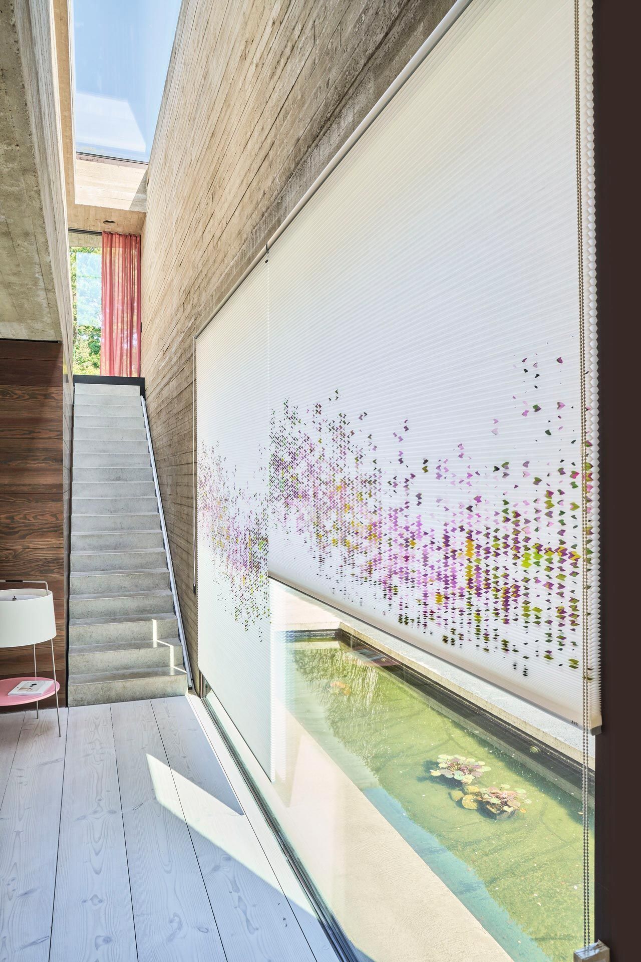 An einer Wand neben einem Fenster hängt ein großes Gemälde.