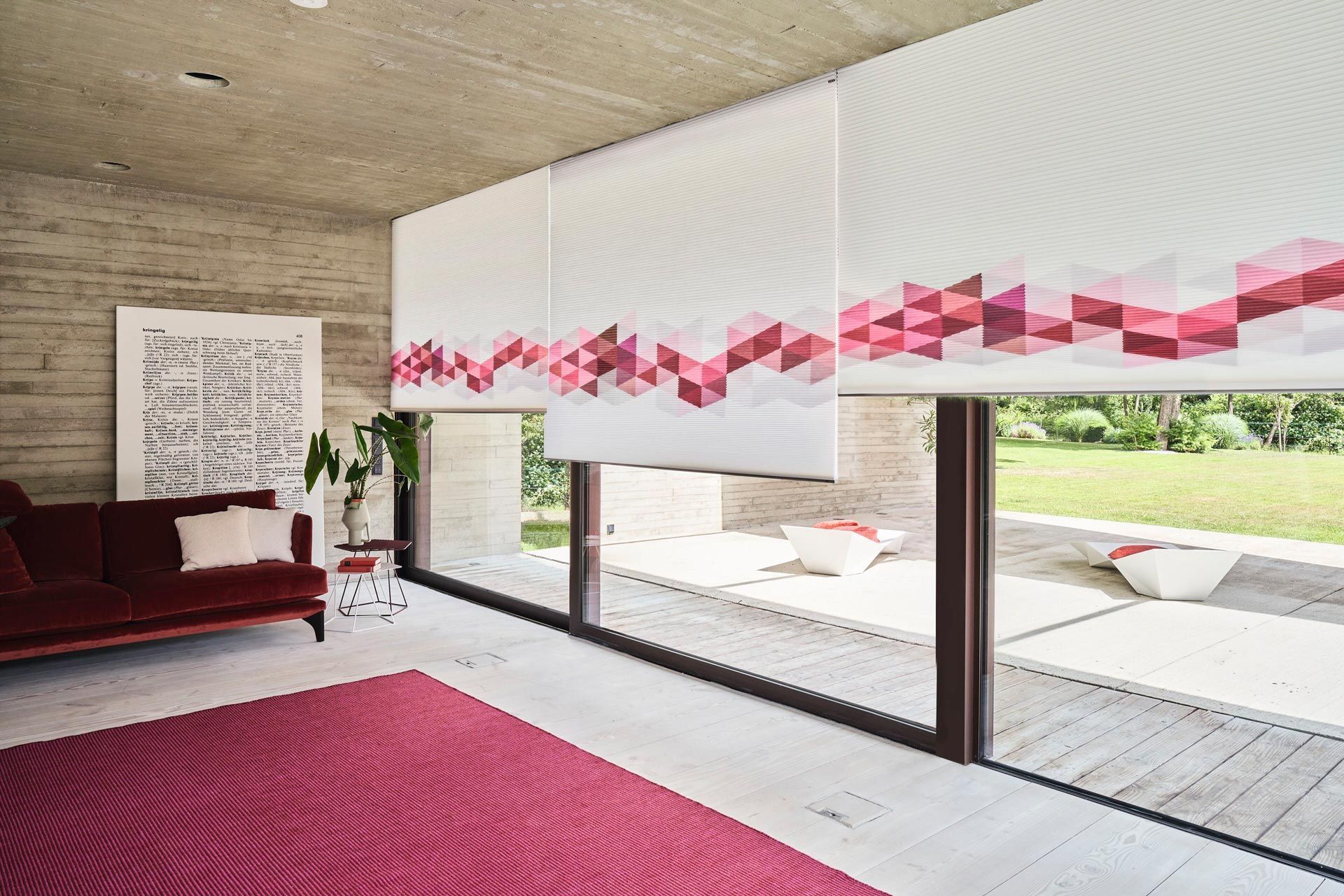 Ein Wohnzimmer mit einer roten Couch und einem roten Teppich