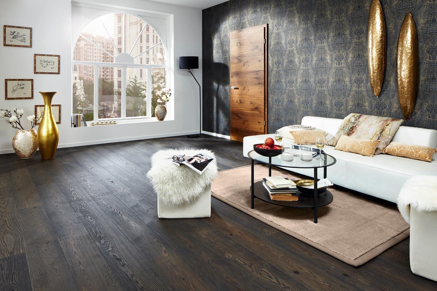 Ein Wohnzimmer mit einer weißen Couch und einem Couchtisch