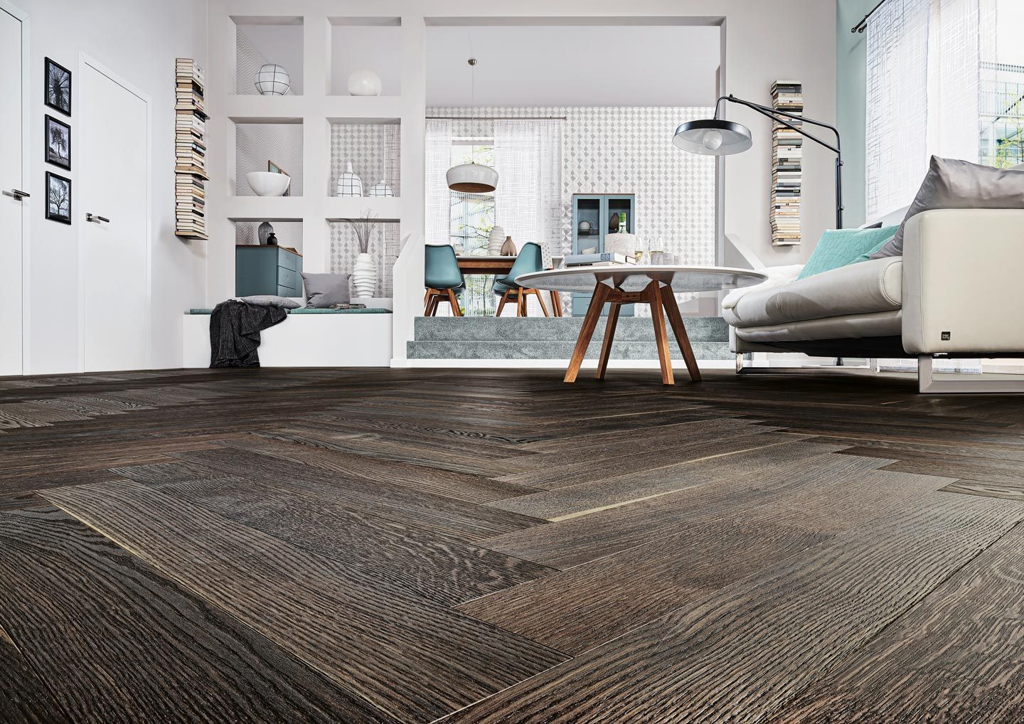 Ein Wohnzimmer mit Couch, Tisch und Stühlen und Holzboden.