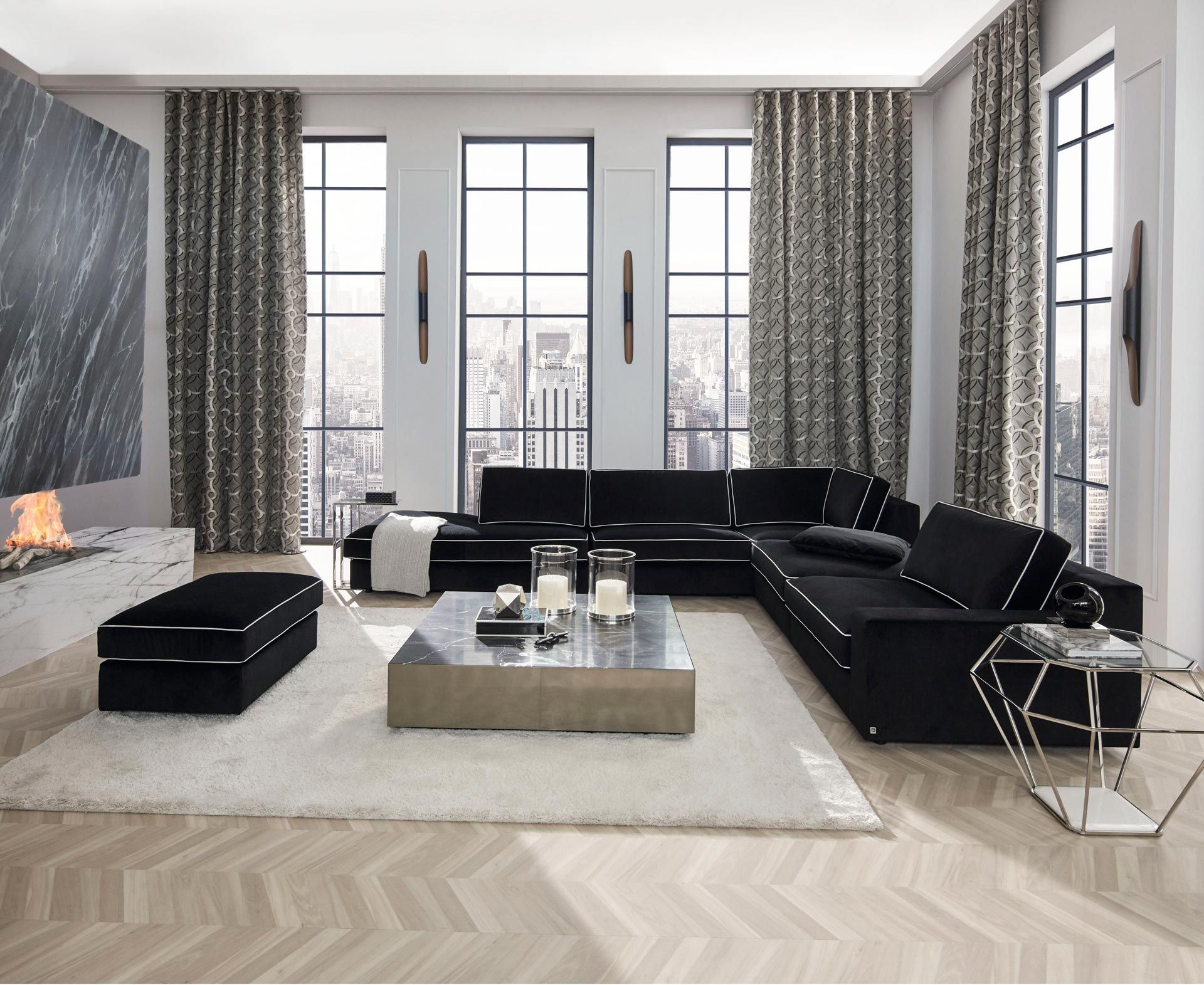 Ein Wohnzimmer mit schwarzen Möbeln und einem Kamin
