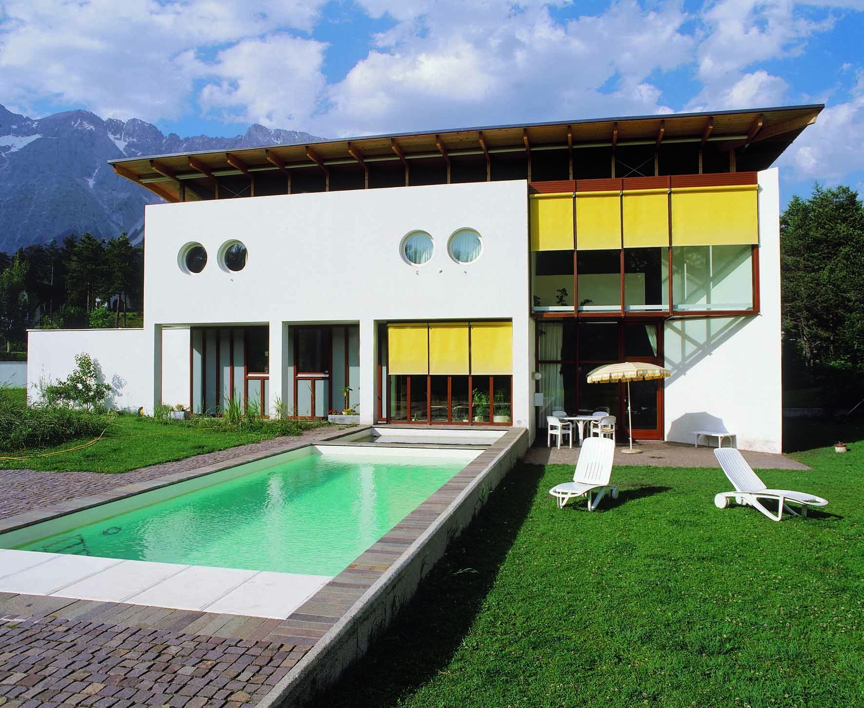 Ein großes weißes Haus mit einem Swimmingpool davor