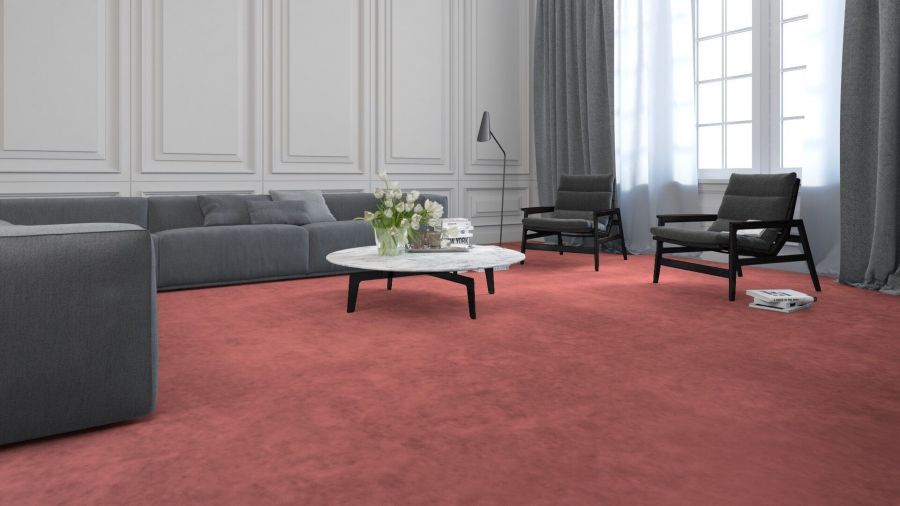 Ein Wohnzimmer mit einem roten Teppich, einer Couch, Stühlen und einem Couchtisch.