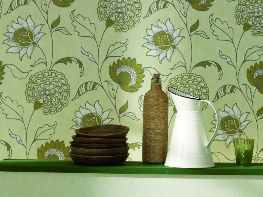 Ein weißer Krug steht auf einem grünen Regal vor einer Blumentapete