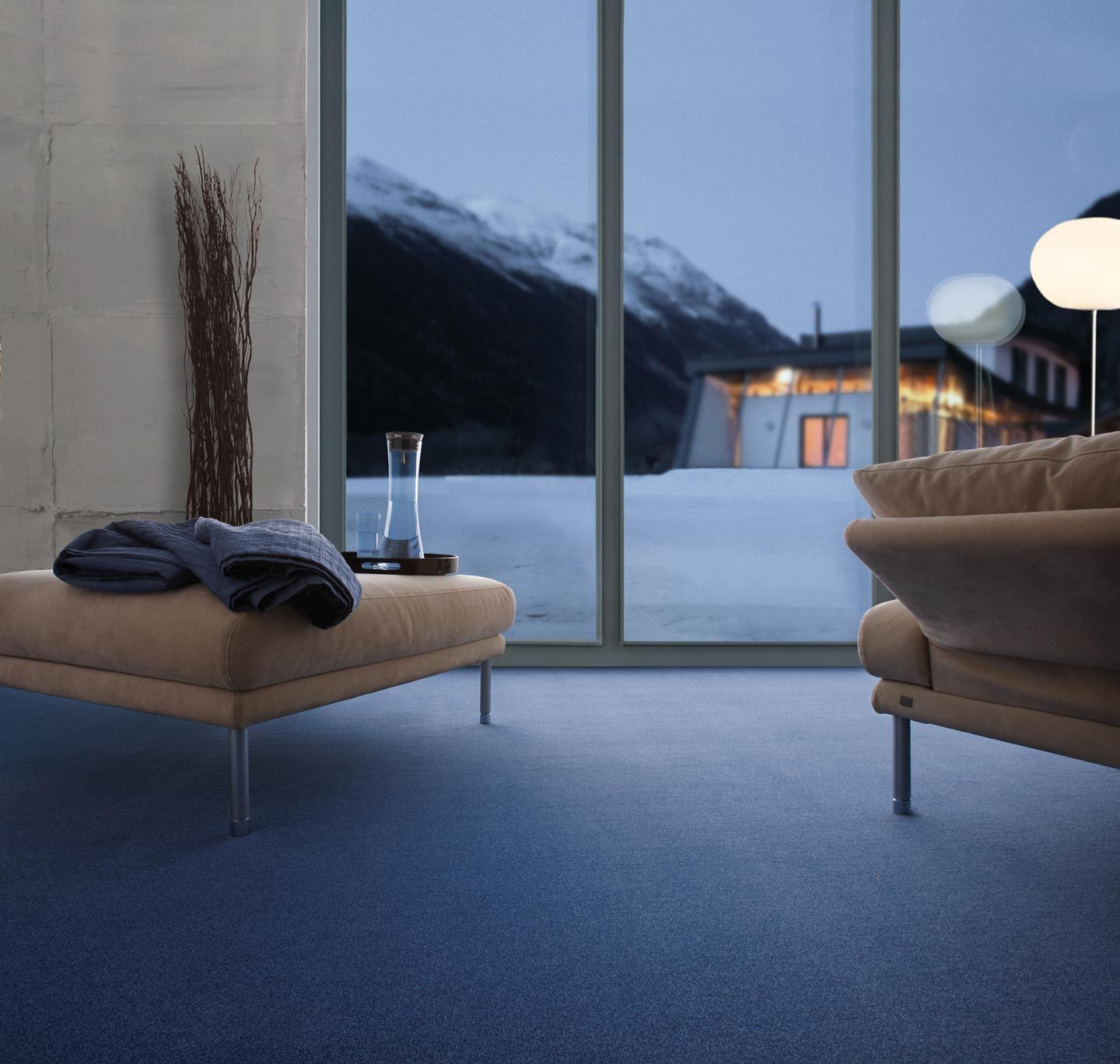 Ein Wohnzimmer mit Couch und Ottomane und einem großen Fenster