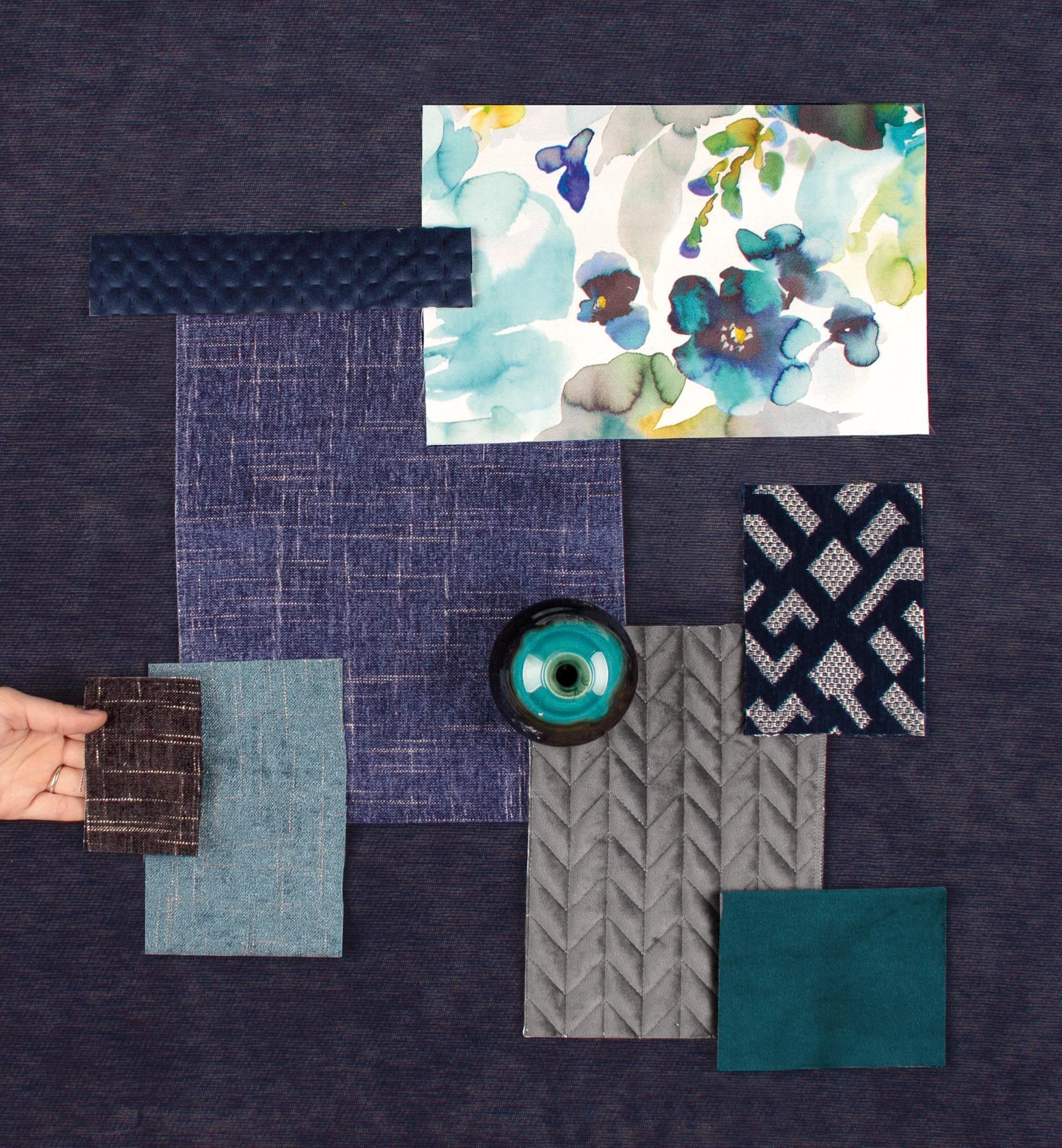 Eine Person hält ein Stück Stoff in der Hand