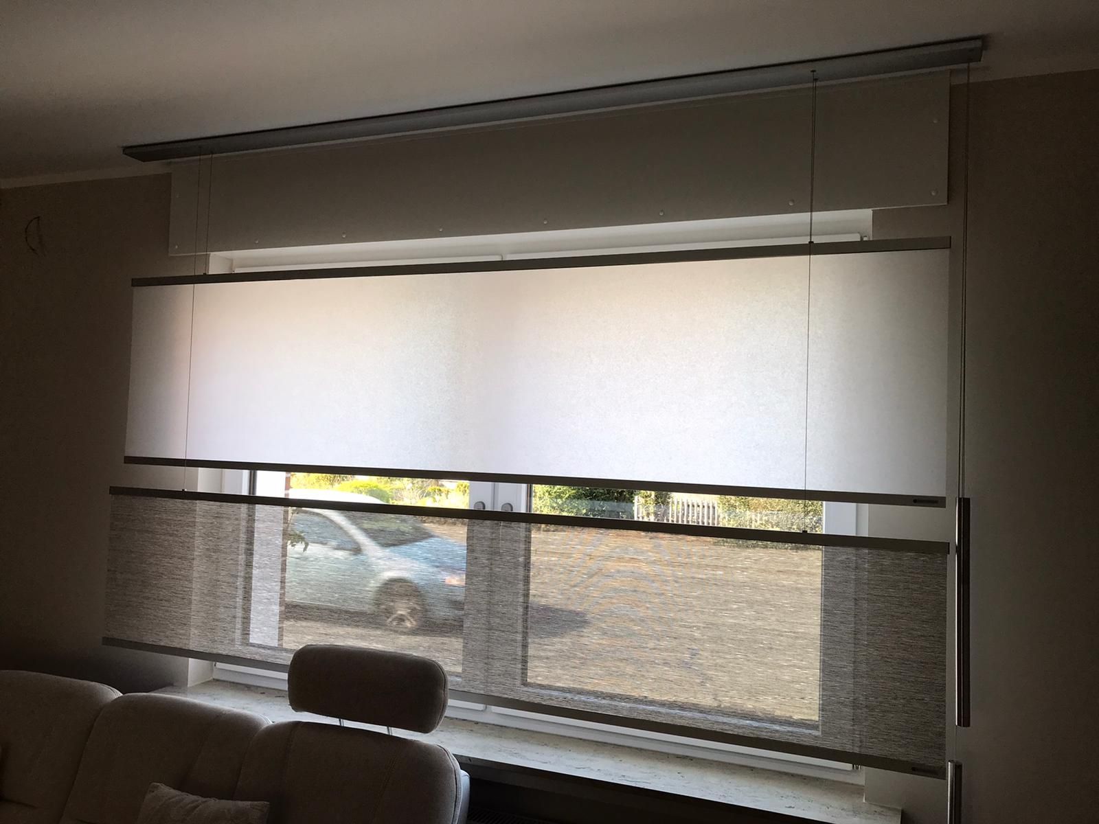 Ein Wohnzimmer mit einer Couch und einem Fenster mit Jalousien.