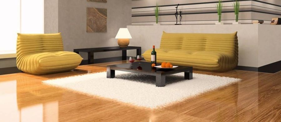 Ein Wohnzimmer mit einer Couch, einem Sessel und einem Couchtisch