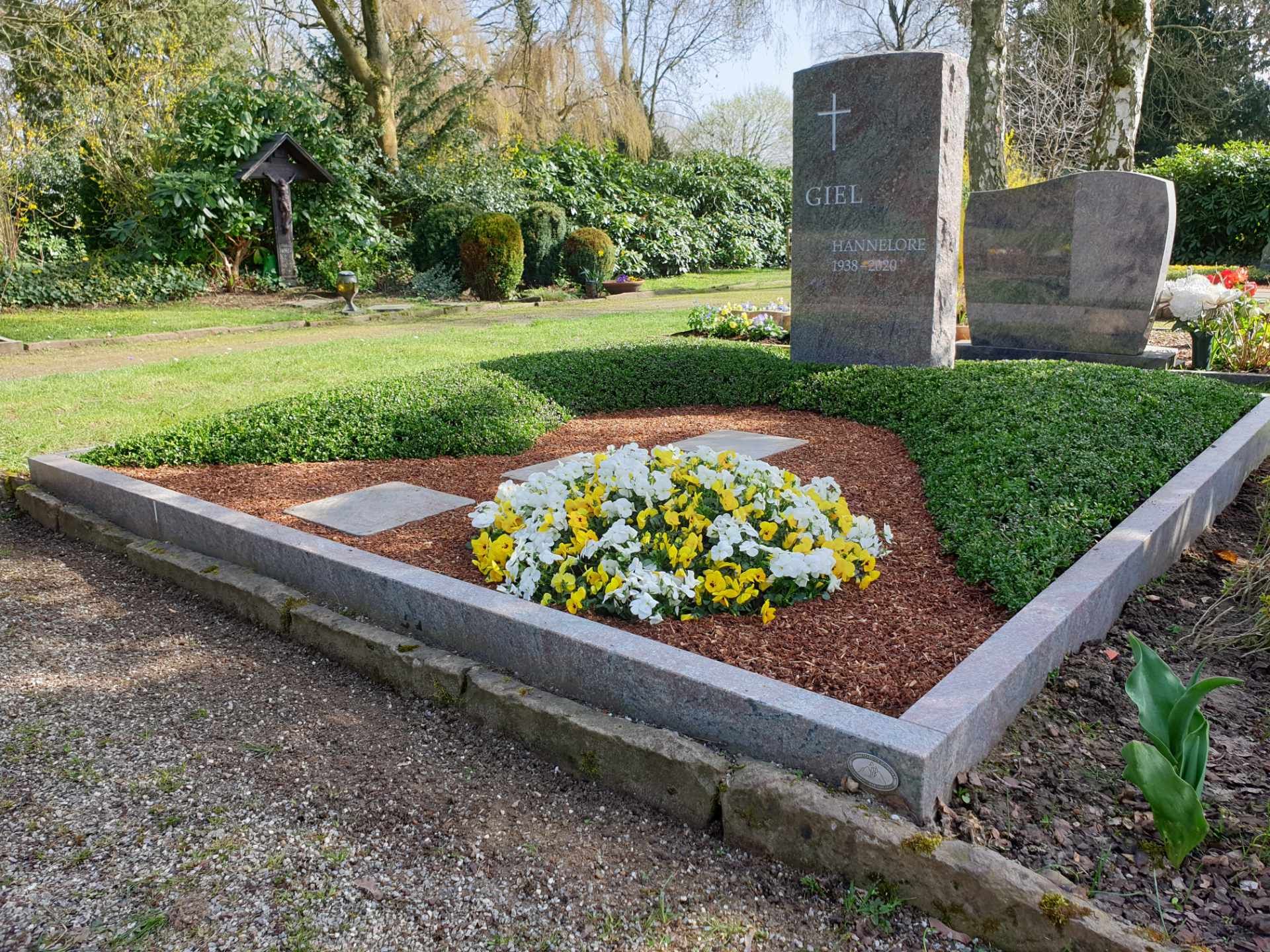 Bepflanztes Grab Mit Platten und Grabstein