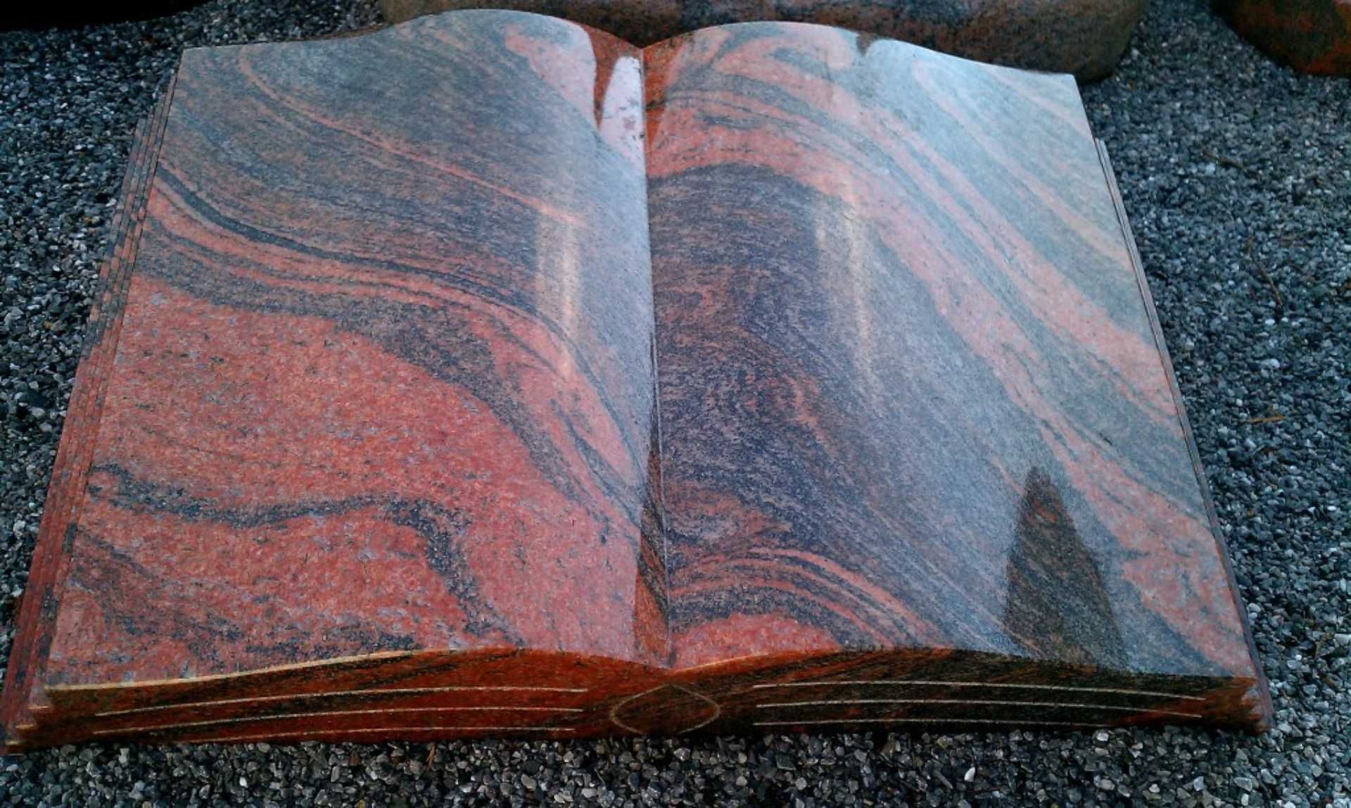 Rot-braun gemaserter Grabstein in Buchform