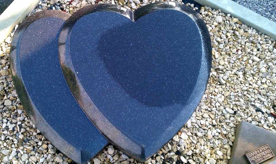 Grabgestaltung in Herzform