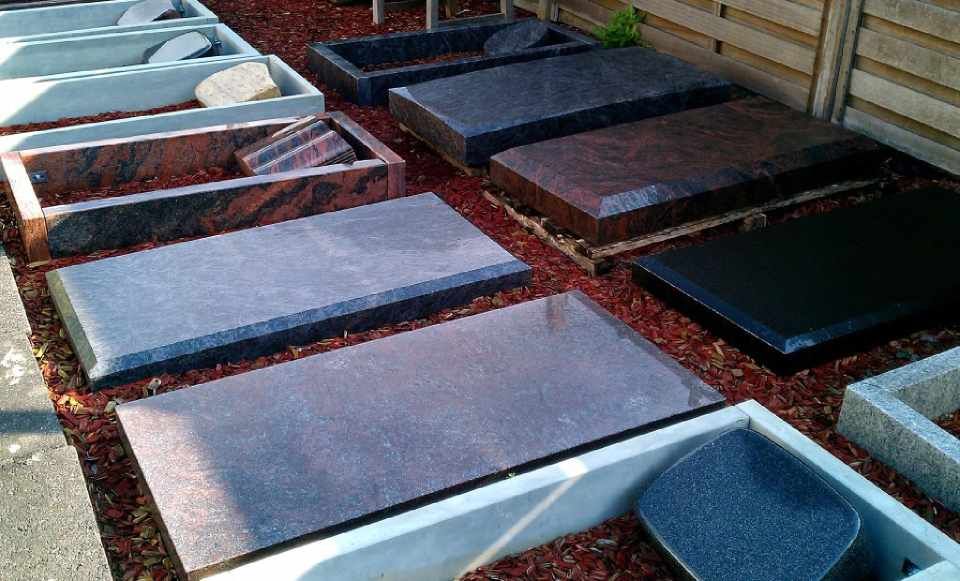 Rechteckige Grabsteine