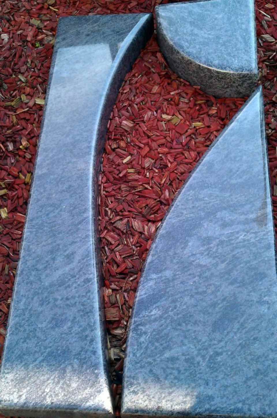 Grabgestaltung auf rotem Untergrund