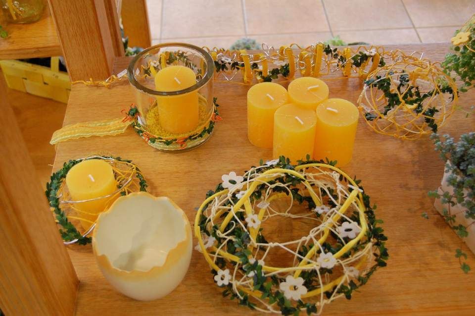 Gelbes Gesteck mit Kerzeh